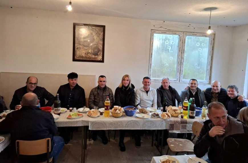 Градоначалникот на Пробиштип Тони Тоневски на чествување на денешниот празник со жителите на Турско Рудари